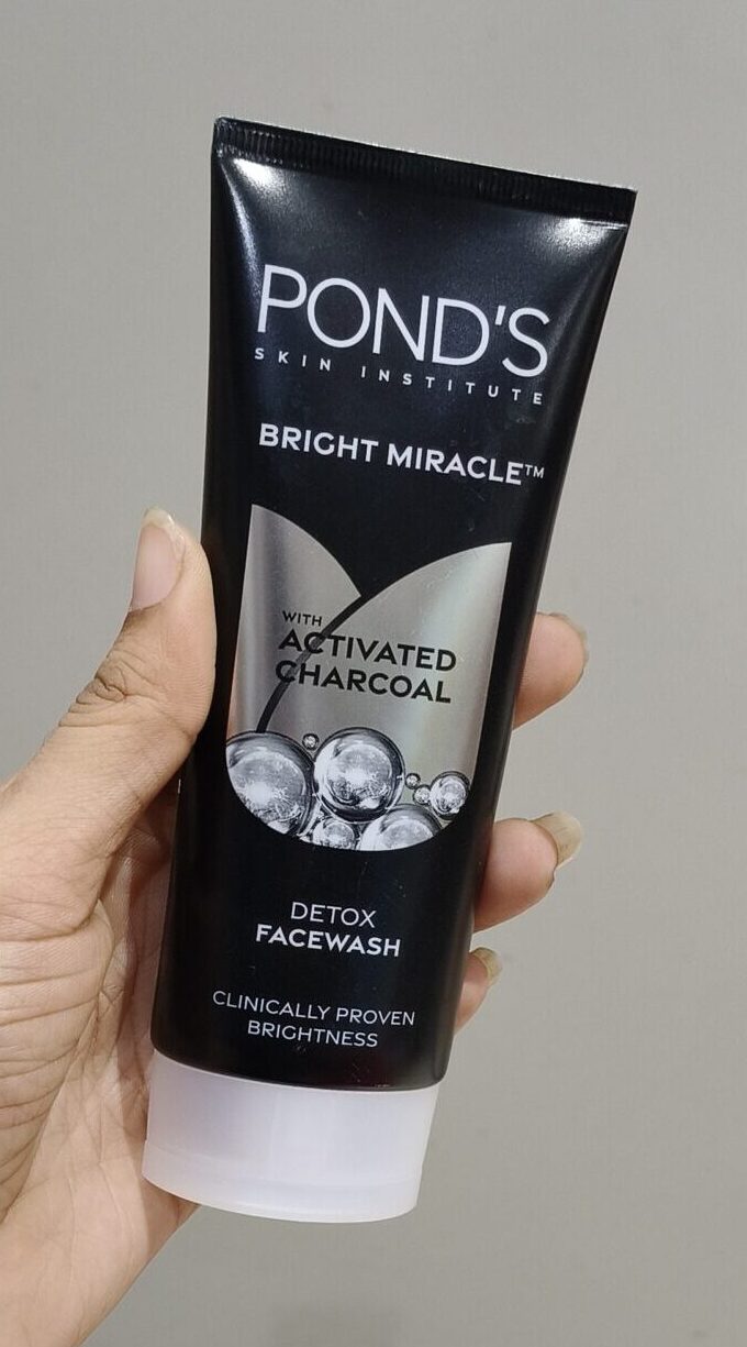 Pond's popular face washes review: Charcoal detox & Anti-dullness